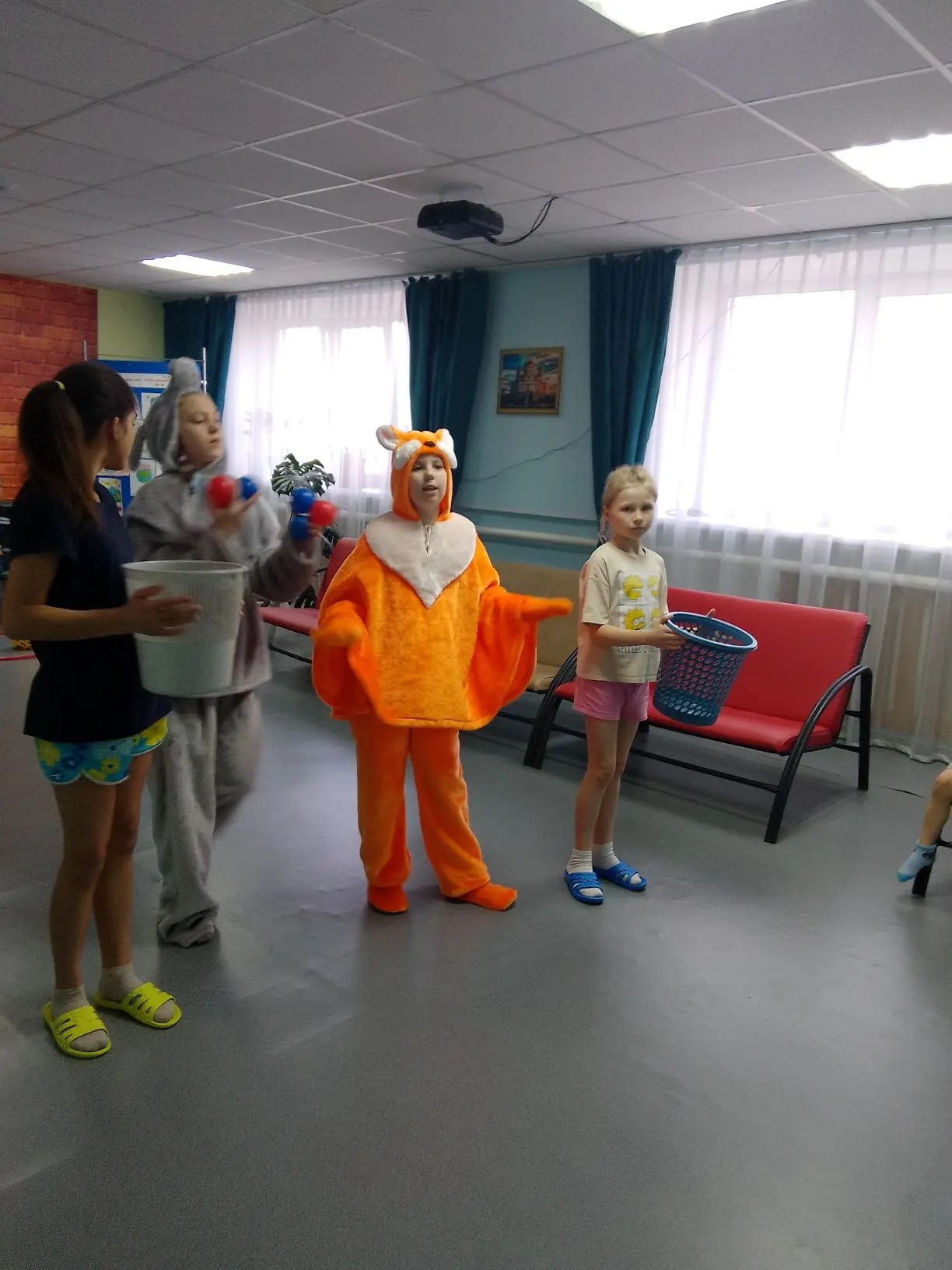 Лиса и волк в гостях у ребят