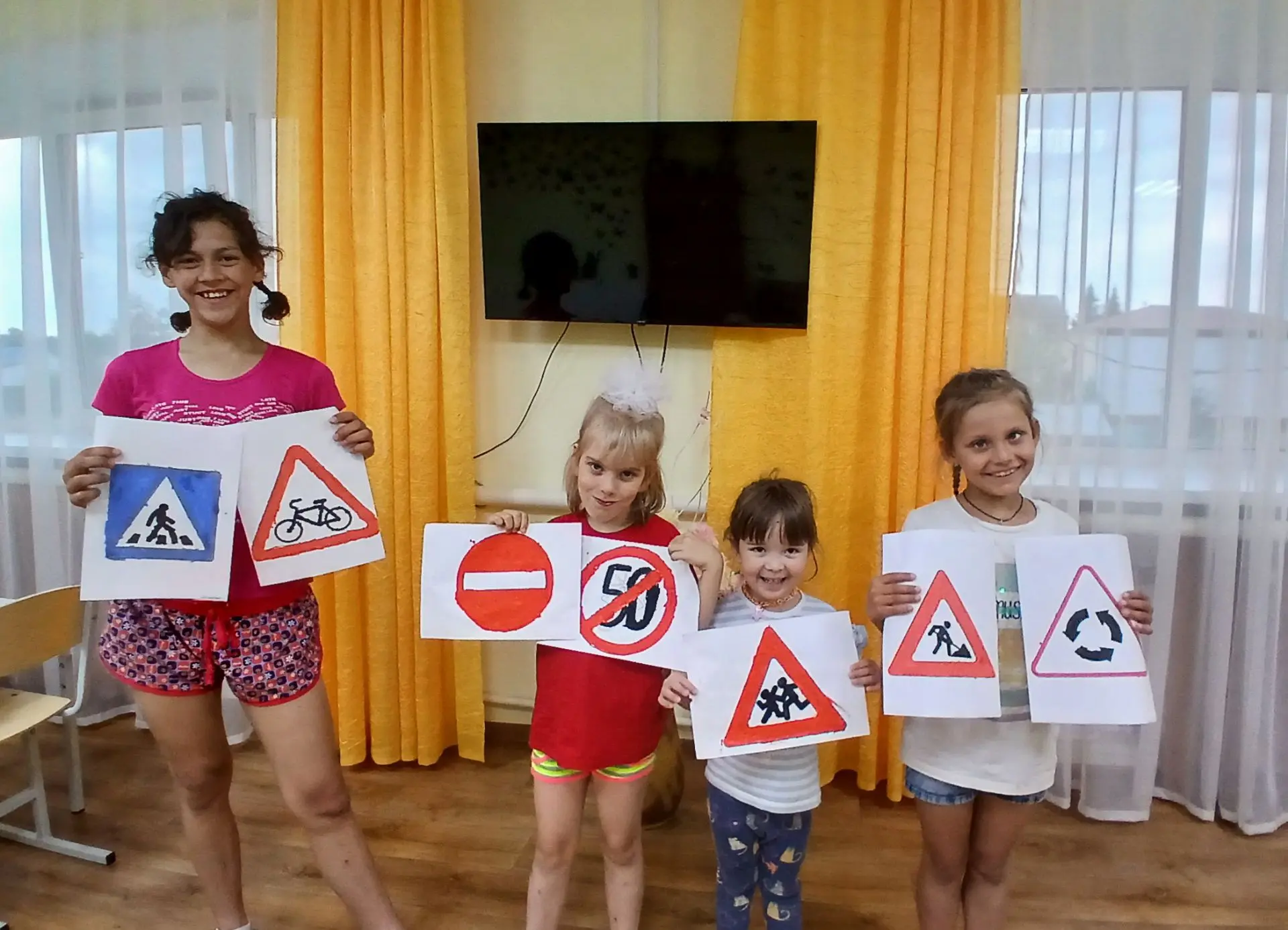 В ГОСТЯХ У ДОРОЖНЫХ ЗНАКОВ